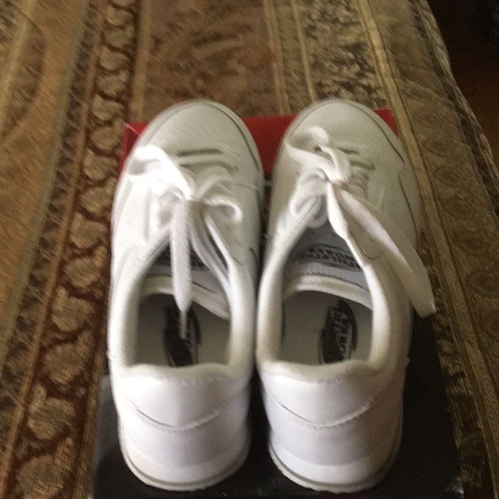 Tennis shoes